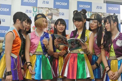 誌面を見ながら撮影秘話を語るCheeky Parade。