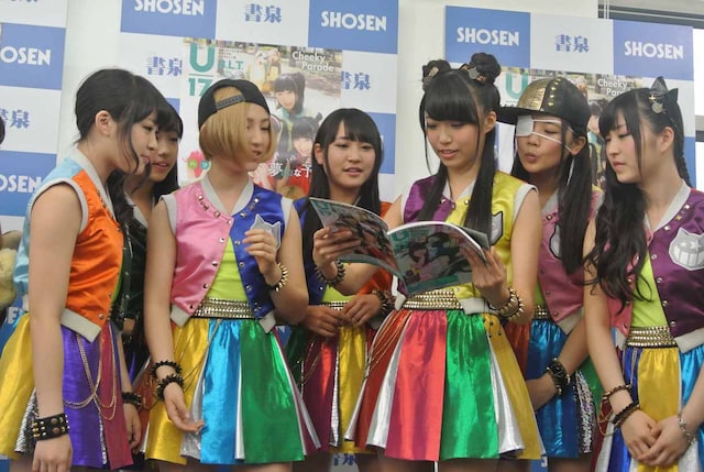 誌面を見ながら撮影秘話を語るCheeky Parade。