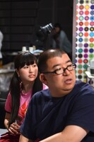 左から佐々木彩夏、川上アキラマネージャー。