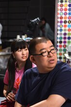 左から佐々木彩夏、川上アキラマネージャー。