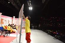 ホワイトボードにナタリーの社訓を書き出す百田夏菜子。