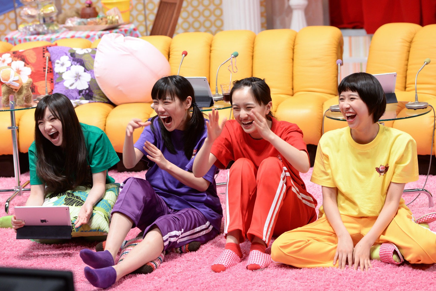 左から有安杏果、高城れに、百田夏菜子、玉井詩織。