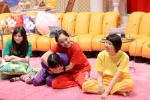 左から有安杏果、高城れに、百田夏菜子、玉井詩織。