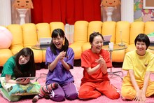 深夜、「おしいろマンハッタン▽～なんてこったパンナコッタ～」の映像を観て盛り上がる、有安杏果、高城れに、百田夏菜子、玉井詩織（左から）。