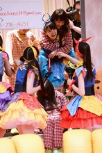 チームしゃちほこメンバーに睡眠スペースから担ぎ出される、ももいろクローバーZ。