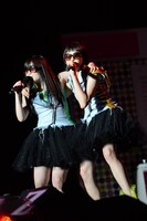 左から有安杏果、玉井詩織。