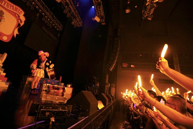「KPP NANDA COLLECTION WORLD TOUR 2014」Zepp Tokyo公演の1日目には、きゃりーへ「日本におかえりなさい」という思いを込めて観客が一斉にオレンジのサイリウムを灯すというサプライズが行われた。