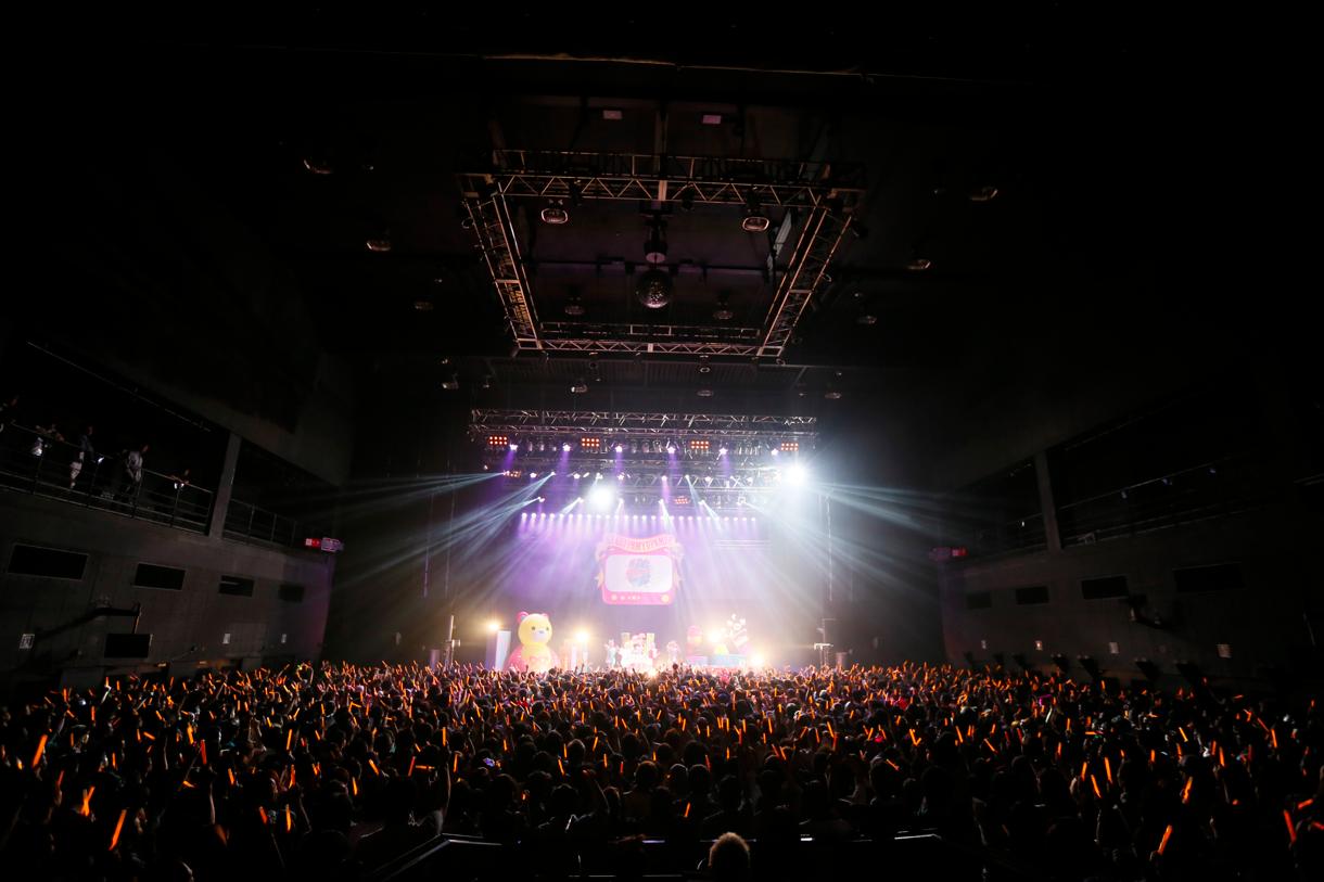 「KPP NANDA COLLECTION WORLD TOUR 2014」Zepp Tokyo公演の1日目に行われた、サイリウムのサプライズ演出の様子。