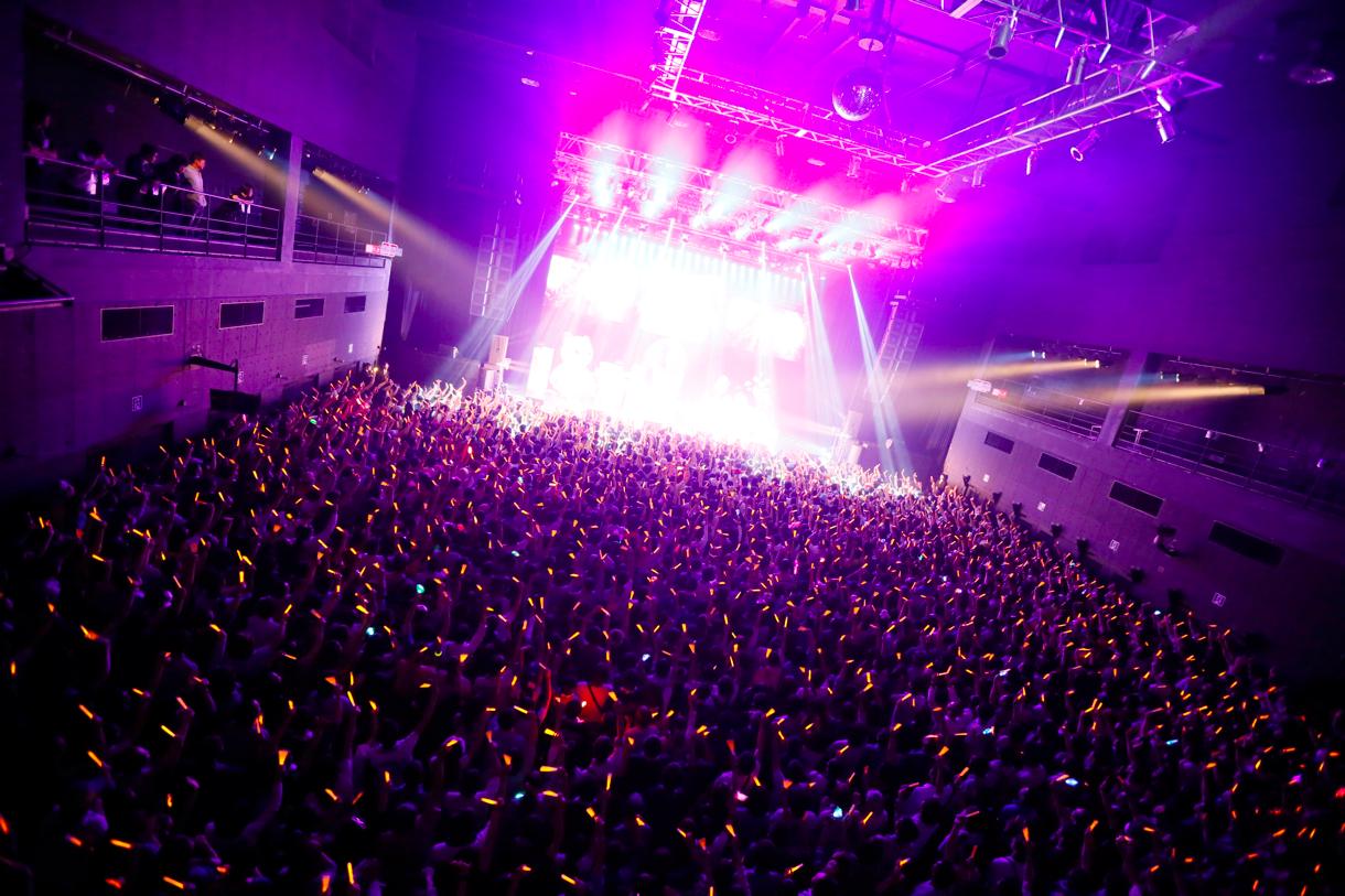 「KPP NANDA COLLECTION WORLD TOUR 2014」Zepp Tokyo公演の1日目に行われた、サイリウムのサプライズ演出の様子。