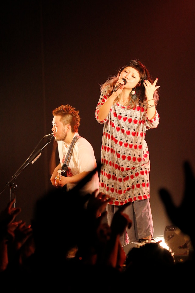 左からYOSUKE（B）、UKI（Vo）。