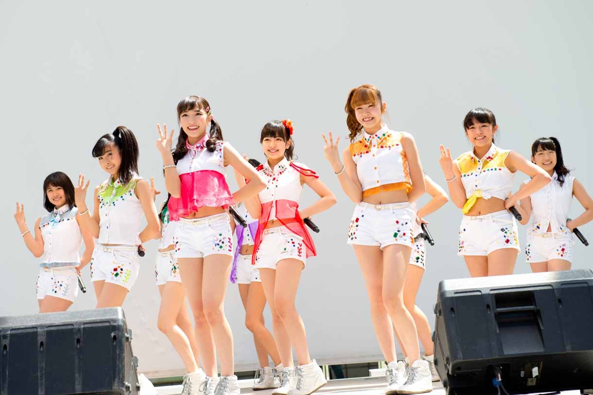 「花道!!ア～ンビシャス」発売記念イベントで歌唱するGEM。