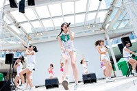 「花道!!ア～ンビシャス」発売記念イベントで歌唱するGEM。