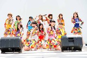 「花道!!ア～ンビシャス」発売記念イベントで歌唱するSUPER☆GiRLS。