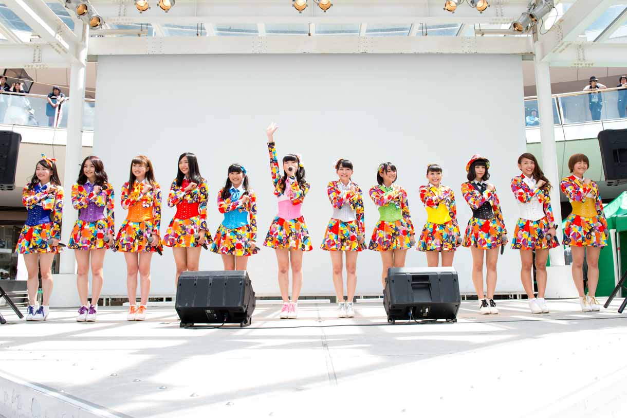 「花道!!ア～ンビシャス」発売記念イベントで歌唱するSUPER☆GiRLS。