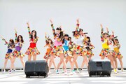 「花道!!ア～ンビシャス」発売記念イベントで歌唱するSUPER☆GiRLS。