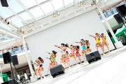 「花道!!ア～ンビシャス」発売記念イベントで歌唱するSUPER☆GiRLS。