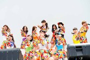 「花道!!ア～ンビシャス」発売記念イベントで歌唱するSUPER☆GiRLS。