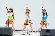 「花道!!ア～ンビシャス」のカップリング曲「初恋☆ラビリンス」を歌唱する浅川梨奈、渡邉幸愛、内村莉彩。