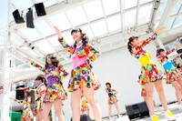「花道!!ア～ンビシャス」発売記念イベントで歌唱するSUPER☆GiRLS。