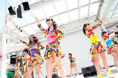 「花道!!ア～ンビシャス」発売記念イベントで歌唱するSUPER☆GiRLS。