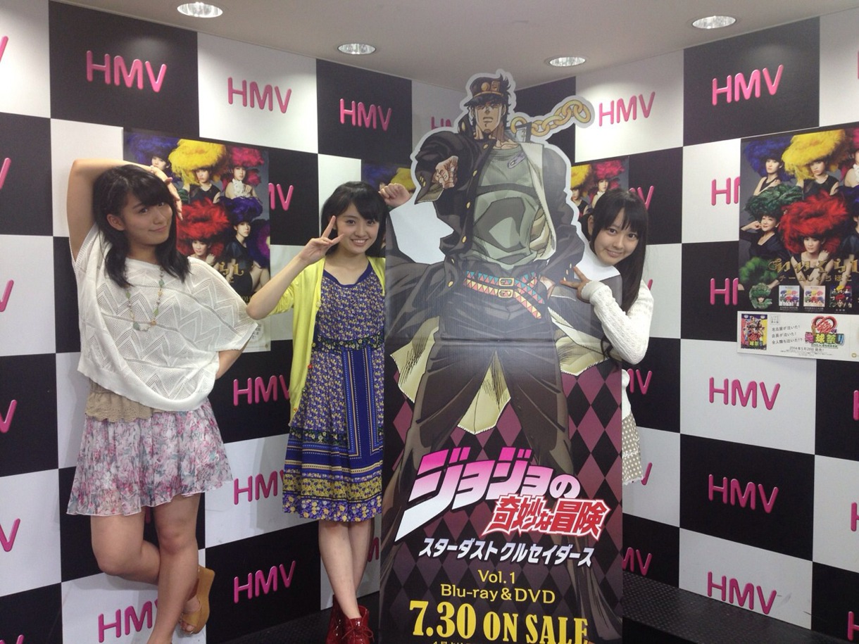 HMV栄でのイベント後の様子。左から坂本遥奈、咲良菜緒、空条承太郎、安藤ゆず。
