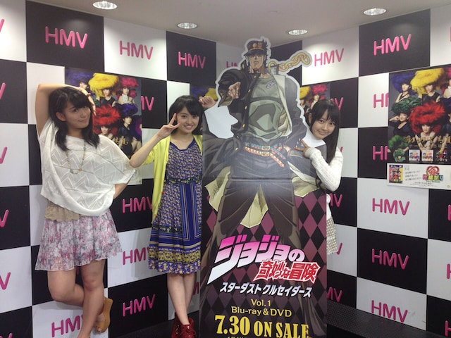 HMV栄でのイベント後の様子。左から坂本遥奈、咲良菜緒、空条承太郎、安藤ゆず。