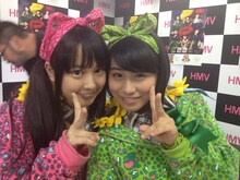 HMV栄を訪れた安藤ゆず（左）と坂本遥奈（右）。