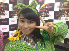 HMV栄を訪れた坂本遥奈。