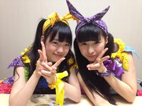 HMVルミネ池袋を訪れた伊藤千由李（左）と大黒柚姫（右）。
