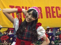 タワーレコード名古屋パルコ店を訪れた秋本帆華。