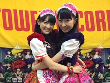 タワーレコード名古屋パルコ店を訪れた秋本帆華（左）と大黒柚姫（右）。