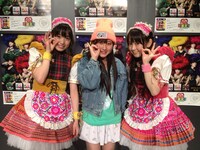 大阪・HMVグランフロント大阪近くのうめきたシップホールでイベントを行った伊藤千由李（左）、安藤ゆず（右）と応援に駆けつけたたこやきレインボー堀くるみ（中央）。