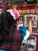 タワーレコード渋谷店のPOPに手書きのメッセージを添える咲良菜緒。