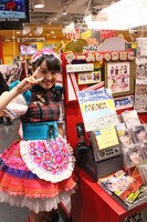 タワーレコード渋谷店を訪れた咲良菜緒。