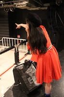 私服でリハーサルする咲良菜緒。