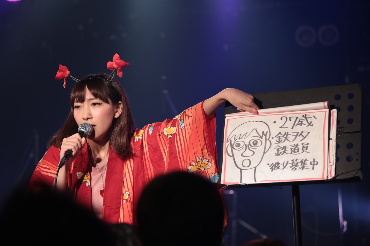 あっこ（HAPPY BIRTHDAY）のライブの様子。（撮影：佐藤祐紀）