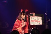 あっこ（HAPPY BIRTHDAY）のライブの様子。（撮影：佐藤祐紀）