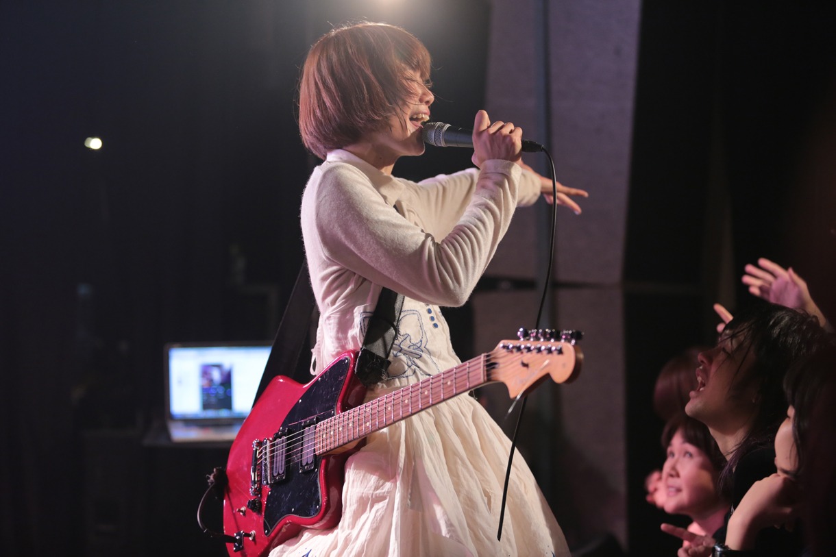 後藤まりこのライブの様子。（撮影：佐藤祐紀）