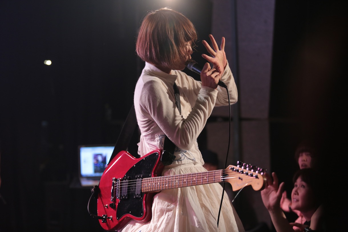 後藤まりこのライブの様子。（撮影：佐藤祐紀）