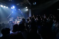 ピエール中野のライブの様子。（撮影：佐藤祐紀）
