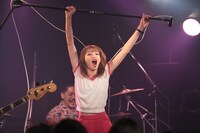 冬実（Vo / SUNDAYS）（撮影：佐藤祐紀）