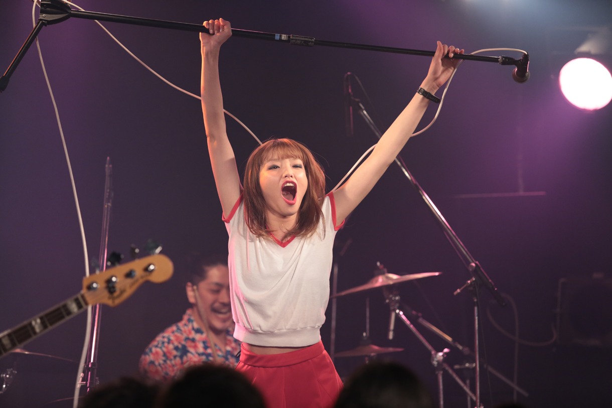 冬実（Vo / SUNDAYS）（撮影：佐藤祐紀）