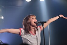 冬実（Vo / SUNDAYS）（撮影：佐藤祐紀）