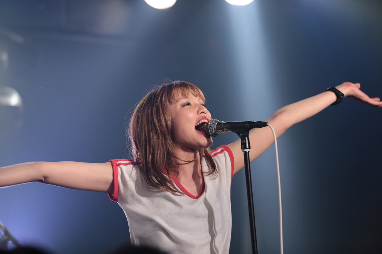 冬実（Vo / SUNDAYS）（撮影：佐藤祐紀）