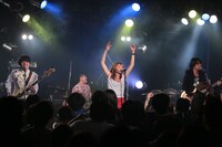 SUNDAYSのライブの様子。（撮影：佐藤祐紀）