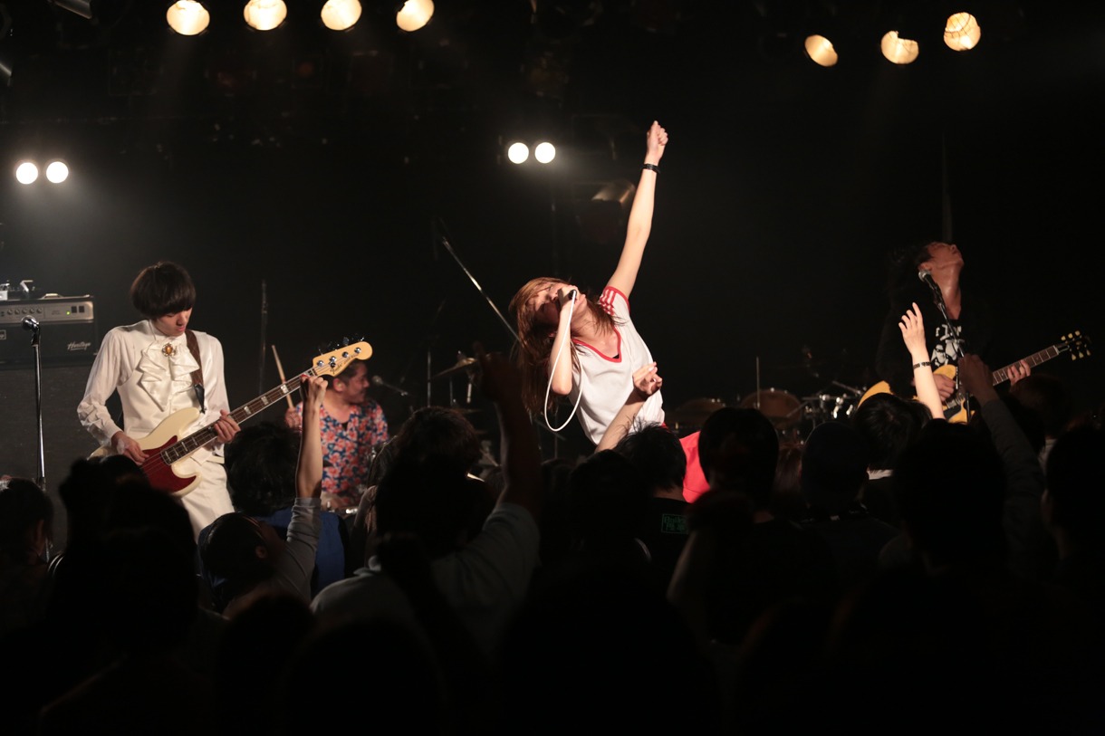 SUNDAYSのライブの様子。（撮影：佐藤祐紀）