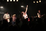 SUNDAYSのライブの様子。(撮影:佐藤祐紀)