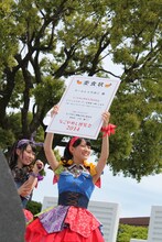 「なごやめし博覧会2014」スペシャルサポーターの委任状ならぬ“委食状”を掲げる秋本帆華。