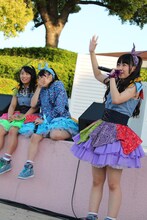 「私がセンター」特別バージョンでセンターを務めた大黒柚姫（右）。