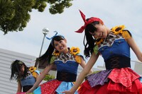 左から坂本遥奈、咲良菜緒、秋本帆華。